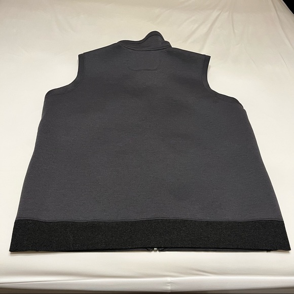 North Face, man’s vest, gray, XL, EUC - Picture 3 of 3